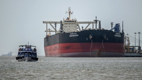 Онеспособили га пробијањем рупе у машинском одељењу: Иран одложио одговор на напад САД на ирански брод