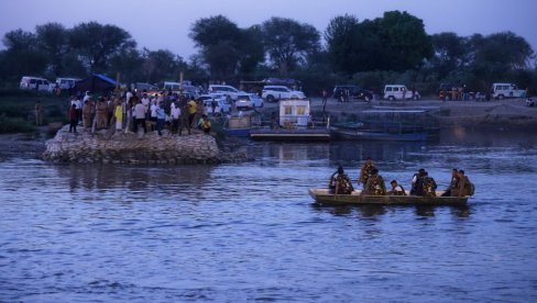 PREVRNUO SE TURISTIČKI BROD NA RECI: Najmanje 10 ljudi poginulo