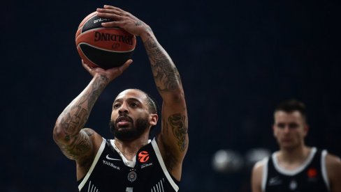 PARTIZAN RAZBIO ARMANI! Kapiten DŽons skinuo manekene do gole kože, ovaj čovek je mašina! (VIDEO)