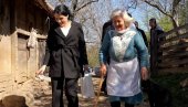 ПАЖЊА ВАСКРС УЛЕПШАЛА: Бака Велинку (87) са Цера посетила делегација из Лознице