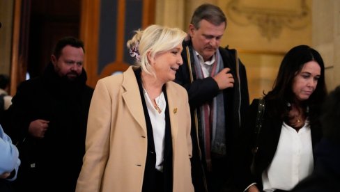 UČENICA MARIN LE PEN POBEDILA NA IZBORIMA ZA GRADONAČELNIKA PA ODMAH SKINULA ZASTAVU EU: Snimak zapalio mreže (VIDEO)