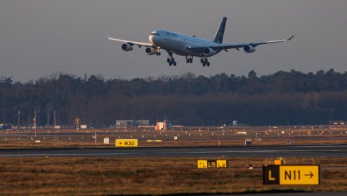 DRAMA NA NEBU, DIM SE PROŠIRIO KABINOM: Avion sa preko 200 putnika morao prinudno da sleti