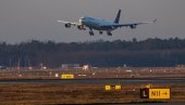 DRAMA NA NEBU, DIM SE PROŠIRIO KABINOM: Avion sa preko 200 putnika morao prinudno da sleti