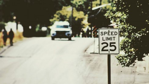 ЈУРИЛА АУТОМОБИЛОМ СКОРО 200 НА САТ КРОЗ СЕЛО: Полицији се правдала хит изјавом - Загореће ми колач!