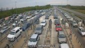 УЖАС НА УЛАЗУ У БЕОГРАД: Саобраћајна незгода код Бубањ Потока и непрегледне колоне возила на наплатним рампама