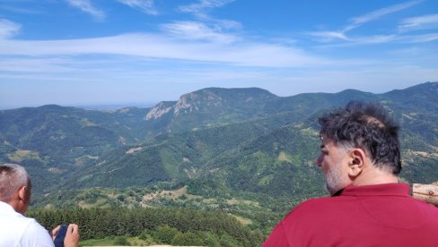 ODAVDE SE VIDE BEOGRAD I CELA ŠUMADIJA: Bobija, planina sa više od 100 izvora vode, puna lepota, izazova i doživljaja (FOTO)