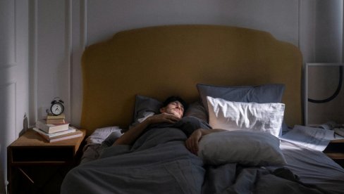 БРИШЕ СТРЕС И ТЕРА НОЋНЕ СТРАХОВЕ: Ово је тајна старог српског обичаја - само је потребно да испод јастука ставите једну ствар