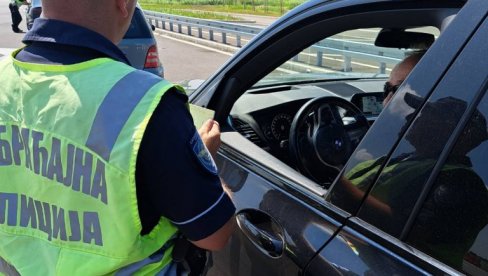 PRETICAO KOLONU BRZINOM 65 KM  VEĆOM OD DOZVOLJENE: U Južnobačkom okrugu za vreme praznika policija i otkrila i sankcionisala 1.488 prekršaja