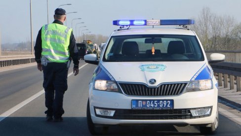 ZA 500 EVRA ZAPALILI AUTOMOBIL ŽRTVE, PA UHAPŠENI: Akcija smederevske policije, počiniocima zaplenjena i droga