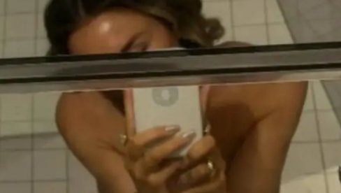 KAO OD MAJKE ROĐENA: Senida pozirala potpuno naga - provokativna poza u tuš kabini (FOTO)