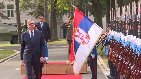 Važan sastanak u kasarni Banjica 2: Vučić sa vrhom Vojske Srbije i Ministarstva odbrane (FOTO)