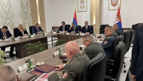 Važan sastanak u kasarni Banjica 2: Vučić sa vrhom Vojske Srbije i Ministarstva odbrane (FOTO)