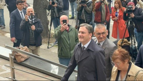 Nikola Selaković stigao na ročište: Šaka jada blokadera nije mogla da nadjača podršku ministru (FOTO/VIDEO)