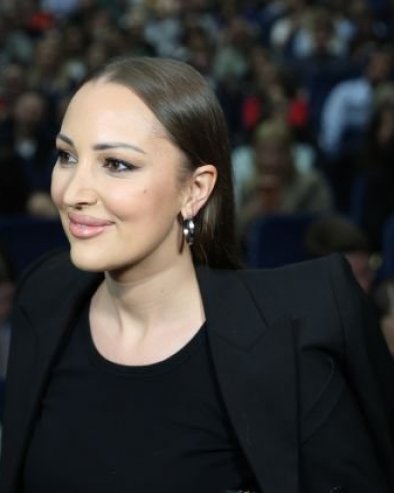 Александра Пријовић одушевила стајлингом у европској престоници: Кад си у Паризу... (ФОТО)