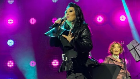 Dve legende narodne muzike, jedna scena: Dragana Mirković specijalna gošća na koncertu Lepe Lukić - Ona je boginja