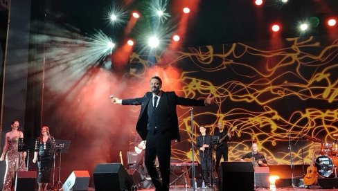 Први наступ после киднаповања: Данијел Кајмакоски специјални гост на концерту код Шејле Зонић и Принца од Врање (ФОТО)