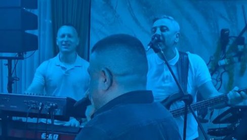Ovo nije AI - hit snimak iz Odžaka: Baja Mali Knindža peva, a tek da vidite ko je na bas gitari