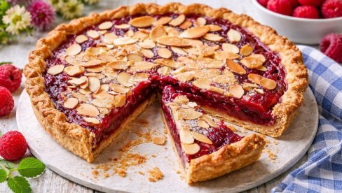 ТОРТА ОД МАЛИНА И БАДЕМА: Елегантан десерт који осваја на први залогај
