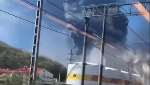 Огроман пожар на нафтном терминалу у Русији: Преко 200 ватрогасаца се бори са ватреном стихијом у Краснодару (ВИДЕО)