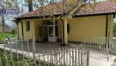 Skinute table sa grbom lažne države: EU: Pronađeno rešenje za incident u selima Suvo Grlo i Banje, ambulante otvorene i rade