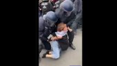 Брутално: Погледајте како се полиција у Немачкој обрачунава са женама које мирно протестују
