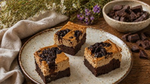 БРАУНИ ЧИЗКЕЈК:  Савршен спој чоколаде и кремастог ужитка