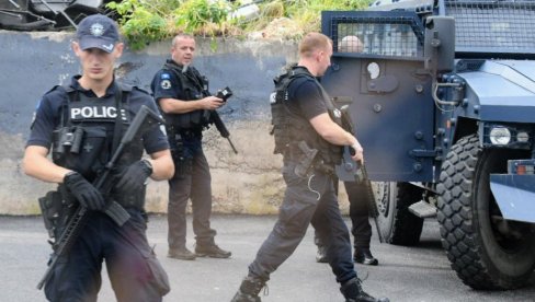 Policija lažne države upala jutros u Severnu Mitrovicu: Priština ruši garaže čiji su vlasnici Srbi, Euleks i karabinjeri sve posmatraju