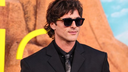 Najlepši mladi glumac na svetu više nije slobodan? Osvojila ga je poznata manekenka (FOTO)