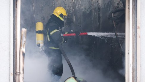 Vatrogasci se penju uz merdevine, dim se nadvio nad naseljem: Gori stan u Novom Sadu (VIDEO)