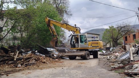 Novo iživljavanje vlasti tzv. Kosova: U severnoj Mitrovici srušeno dvadesetako garaža u vlasništvu Srba (FOTO)