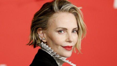 Šarliz Teron obukla sako na golo telo, srušila NJujork: Prelepa glumica rizikovala i trijumfovala (foto)