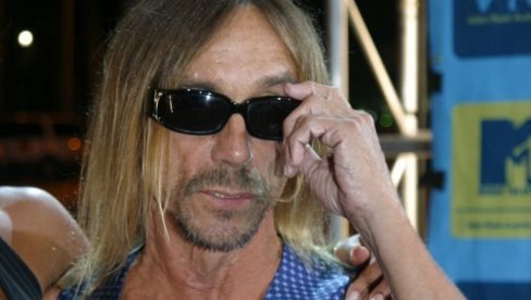 Завео девојћицу од 13 година, па је делио са члановима бенда: Познати музичар се 3 пута се женио, а с њом има ванбрачног сина