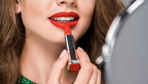 Najbolje nijanse karmina za žene nakon 50. godine: 3 obavezno izbegnuti