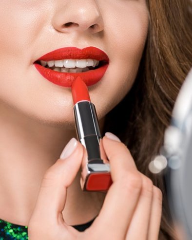 Najbolje nijanse karmina za žene nakon 50. godine: 3 obavezno izbegnuti