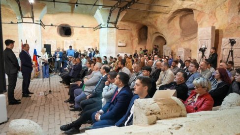 Srbija i Rusija imaju nadu da će trajati i pobeđivati Osnovan Klub mladih Ruskog istorijskog društva Srbije (FOTO)