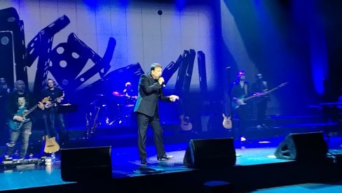 Miris proleća i zvuk ljubavi: Hari Mata Hari održao i treći veliki solistički koncert u Plavoj dvorani (FOTO)