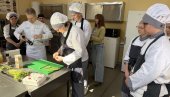 Sa učenicima i šef kuhinje u Ambasadi Francuske:  Srednja škola Jovan Trajković u Zrenjaninu dobila modernu kuvarsku učionicu