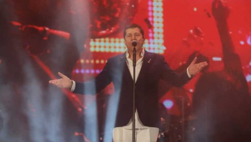 Сузе, емоције и осам хиљада гласова: Ацо Пејовић направио спектакл у Зеници, арена пуцала по шавовима (ФОТО)