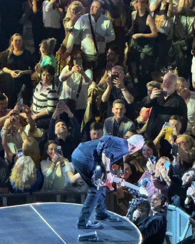 Un altra te: Eros Ramazzotti разгалио публику својим великим хитом у Београдској арени (ФОТО)