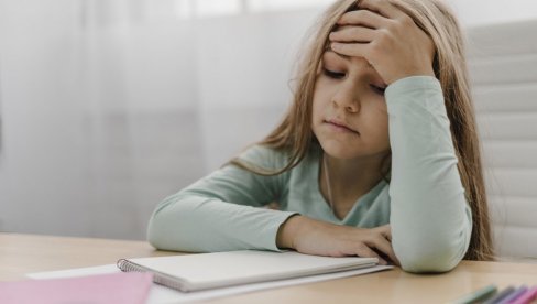 "Glavobolja i zbog ekrana" Pedijatar - neurolog upozorava: Ako se ponovi više od dva puta nedeljno, obavezno vodite dete kod lekara
