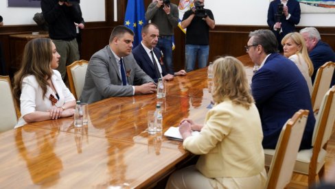 Predsednik završio konsultacije: Vučić razgovarao sa predstavnicima SPO i SRS (Foto)