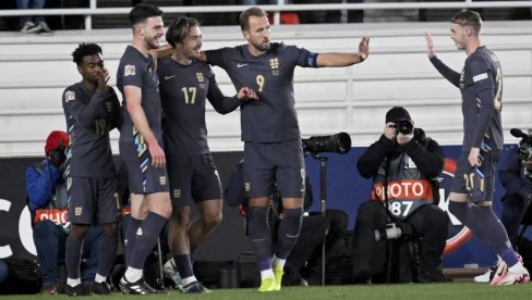 Па, ово може само он! Репрезентативац Енглеске мртав пијан усред бела дана заспао за столом (ФОТО)