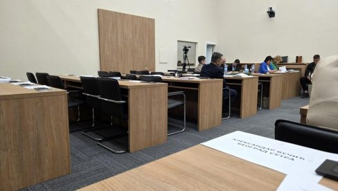 Opozicija ponovo pobegla od diskusije: Plaćeni da rade, a oni šetaju po lepom vremenu