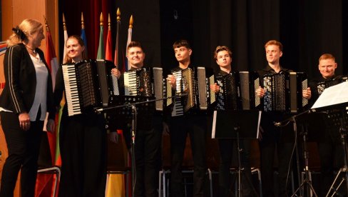 ФЕСТИВАЛ ОКУПИО 150 ХАРМИНИКАША: У бијељинском Центру за културу 18. Међународни фестивал