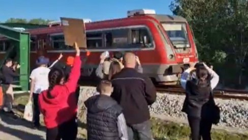 Kakva genijalna ideja: Blokaderi zviždali na vozove koji prolaze preko novog mosta na Tamišu (Video)