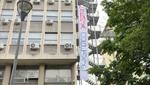 СРБИЈА ПОБЕЂУЈЕ На згради ФТН-а освануо транспарент који је привукао пажњу пролазника и студената