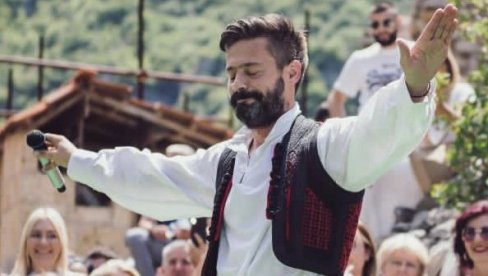 Milan Vasić u velikom prvomajskom intervjuu za "Novosti": Moja misija je da pevam na i o Kosovu i Metohiji (FOTO)