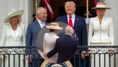 Трамп претерао? Опипао Меланију пред краљем и краљицом - Доналд спустио руку и то предалеко! Снимак постао виралан (ВИДЕО)