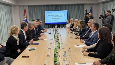 Čadež: Nacionalni jezički model istorijski korak za Srbiju