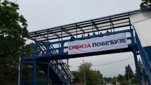 Srbija, trobojka, pobeda! Narod pokazao šta želi - Moćne poruke širom Beograda (Foto/Video)